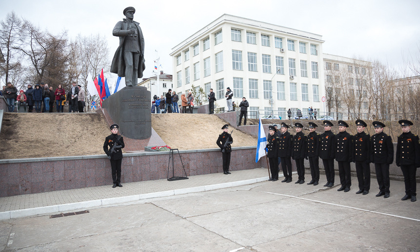 Памятник Адмиралу Кузнецову в Архангельске. Фото Артёма Келарева.