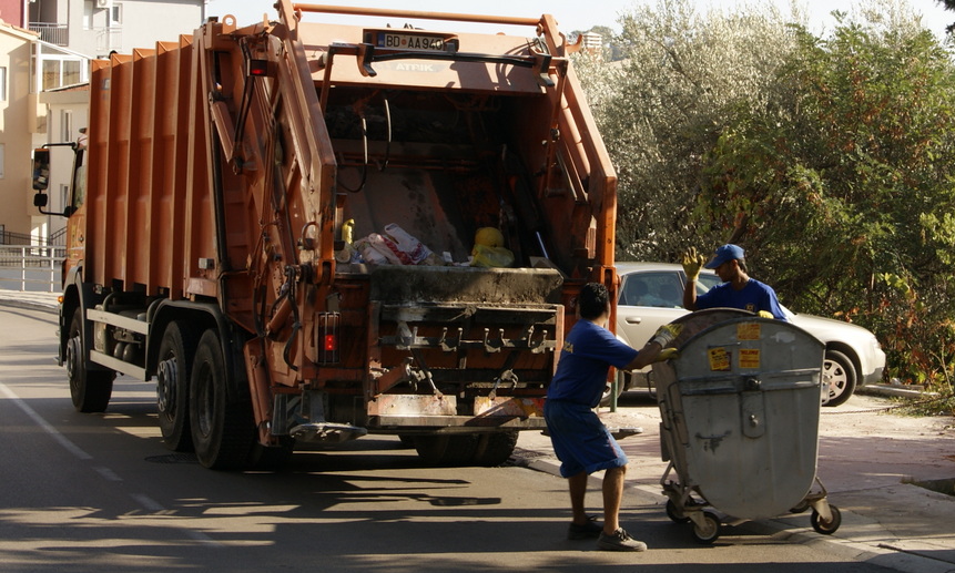 Евроконтейнер необходимо подкатить к мусоровозу. Фото ИА Регион 29.